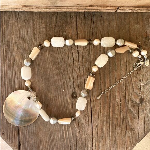 💍BUNDLE OF TWO IRIDESCENT SHELL & BEAD NECKLACES. Good Pre-Loved Condition. - Picture 4 of 7